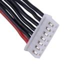 Detalle del conector XT60 en adaptador de carga LiPo 2-6S