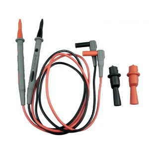 Amass multimeetri krokodillklambriga juhtmed turvalisteks ja täpseteks mõõtmisteks