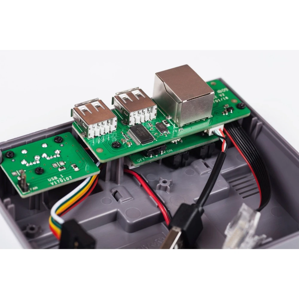 Puertos USB y conector RJ-45 ocultos detrás de la tapa frontal en la caja Retroflag NesPi