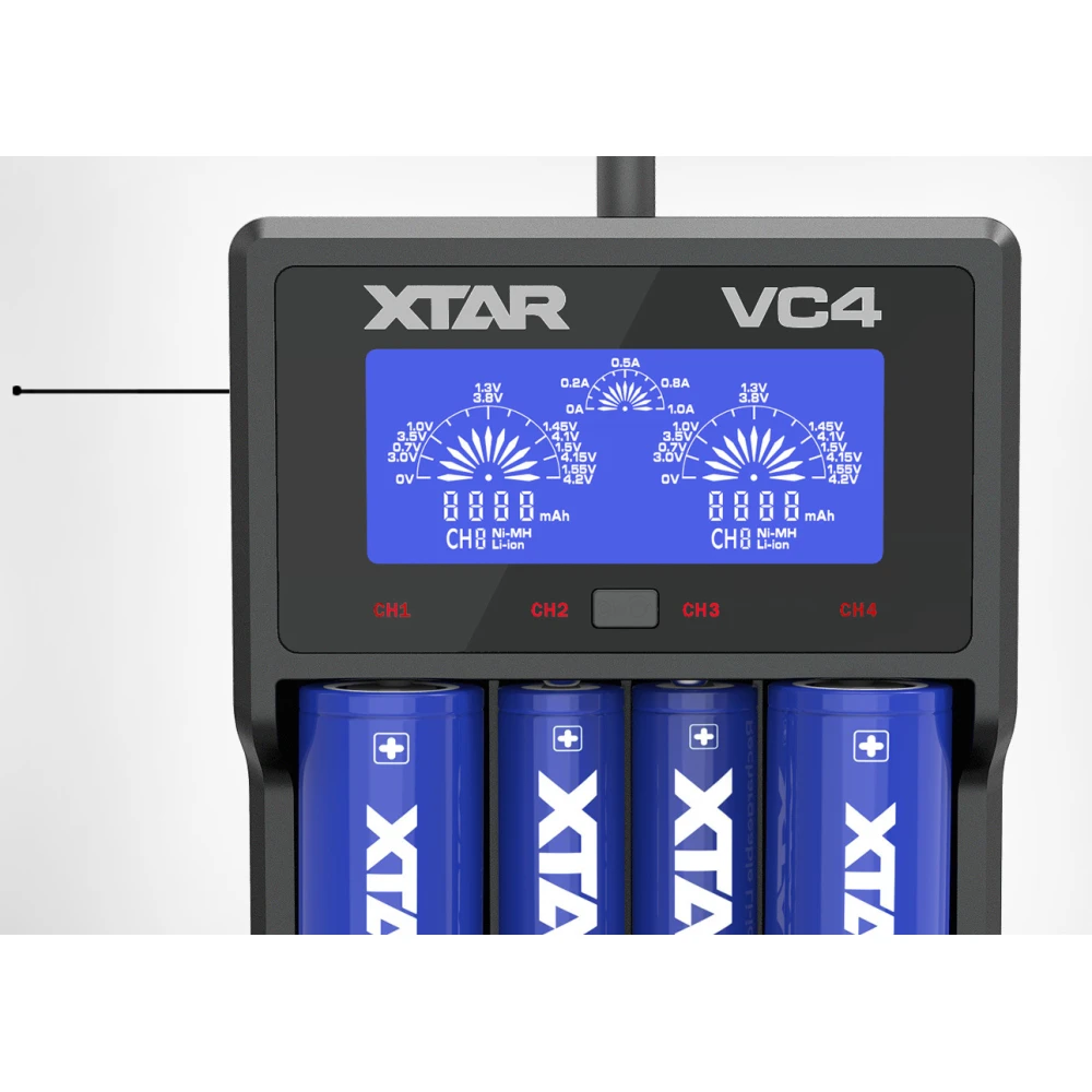 Cargador XTAR VC4 en uso con baterías recargables Li-Ion