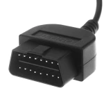 Herramienta reset servicio aceite conectada a toma OBD2 en coche VW