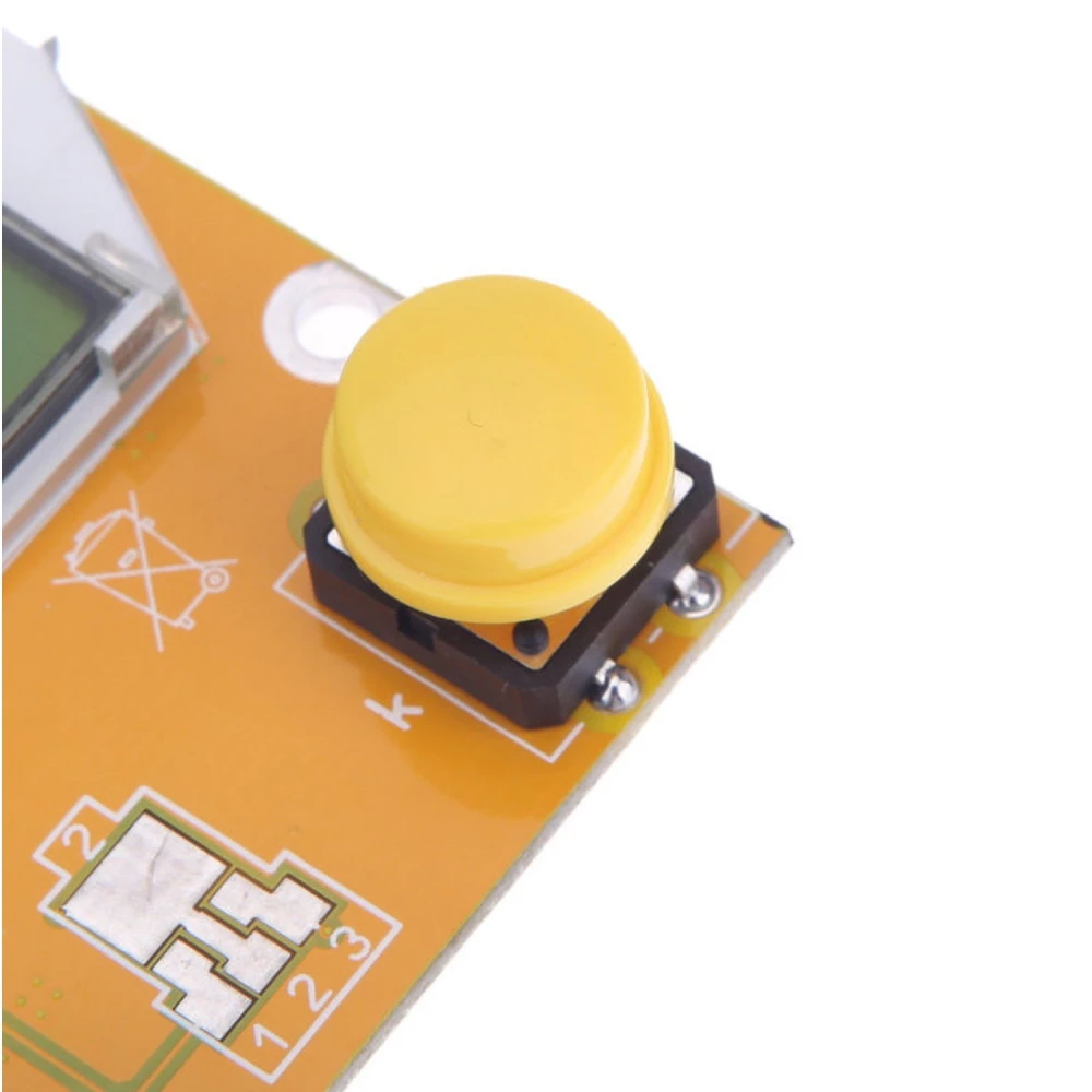 LCR-T4 Tester con componentes electrónicos conectados para prueba