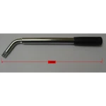 Llave telescópica extensible para ruedas de coche con vasos reversibles almacenada junto a rueda de repuesto