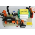 Vista lateral de la máquina duplicadora de llaves Defu 2as con control manual