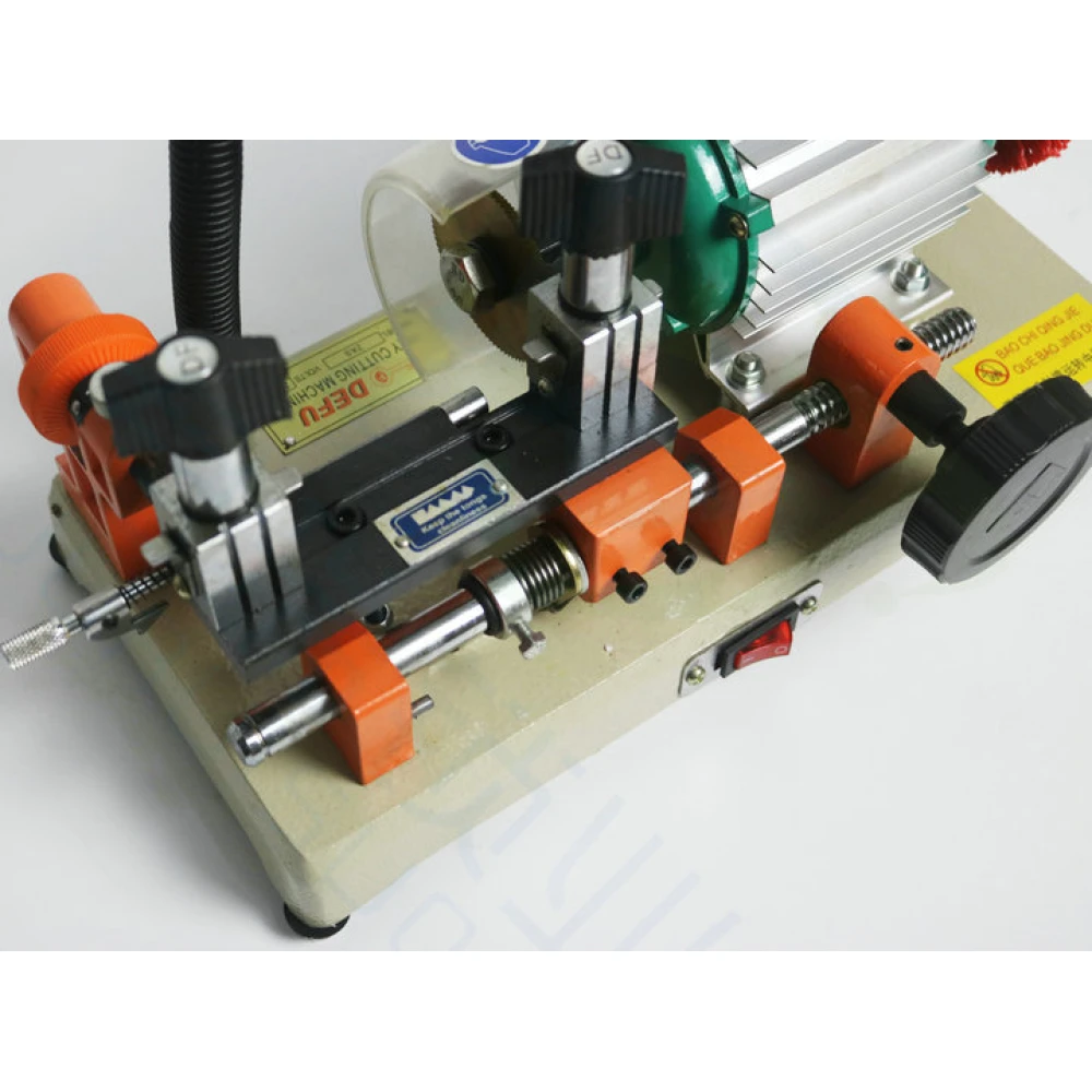 Llaves duplicadas con la máquina láser Defu 2as para cerrajeros